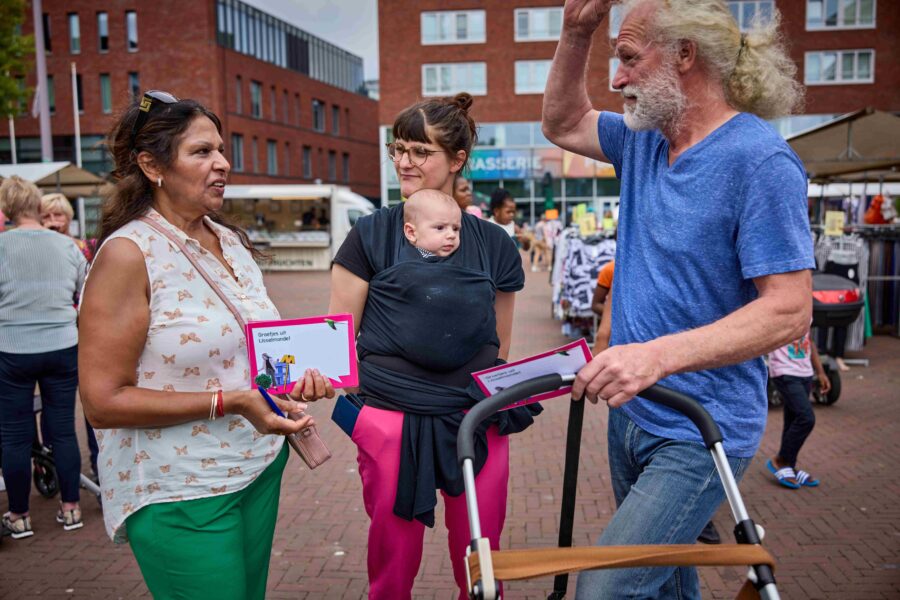 Mensen op de markt in Rotterdam in gesprek