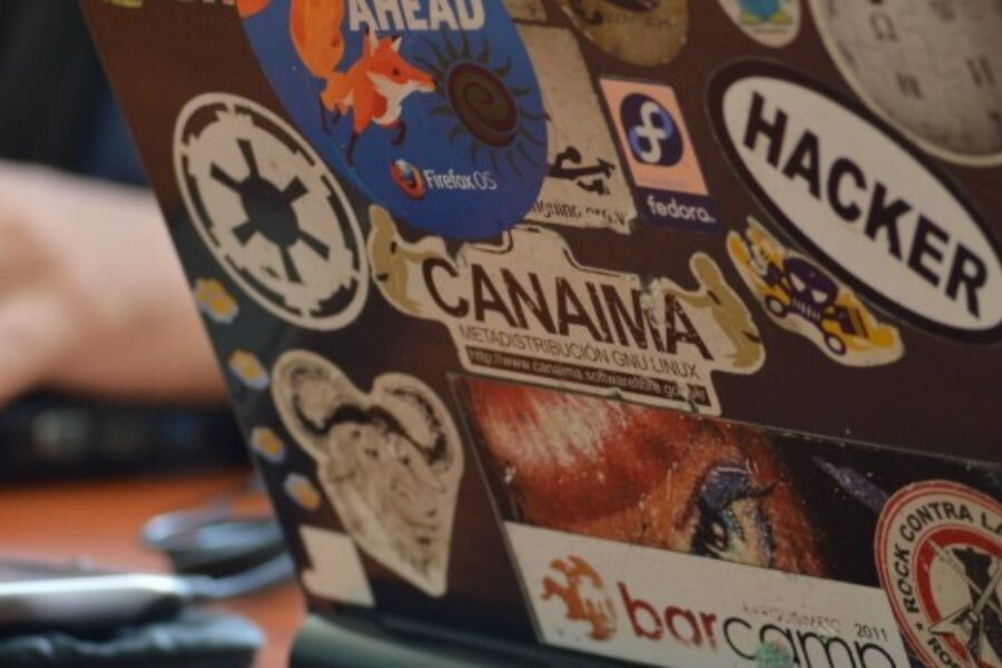 laptop met allerlei stickers, met teksten als 'hackers'