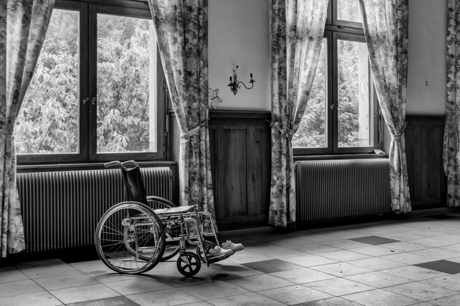 Afbeelding van een rolstoel die leeg in een kamer staat