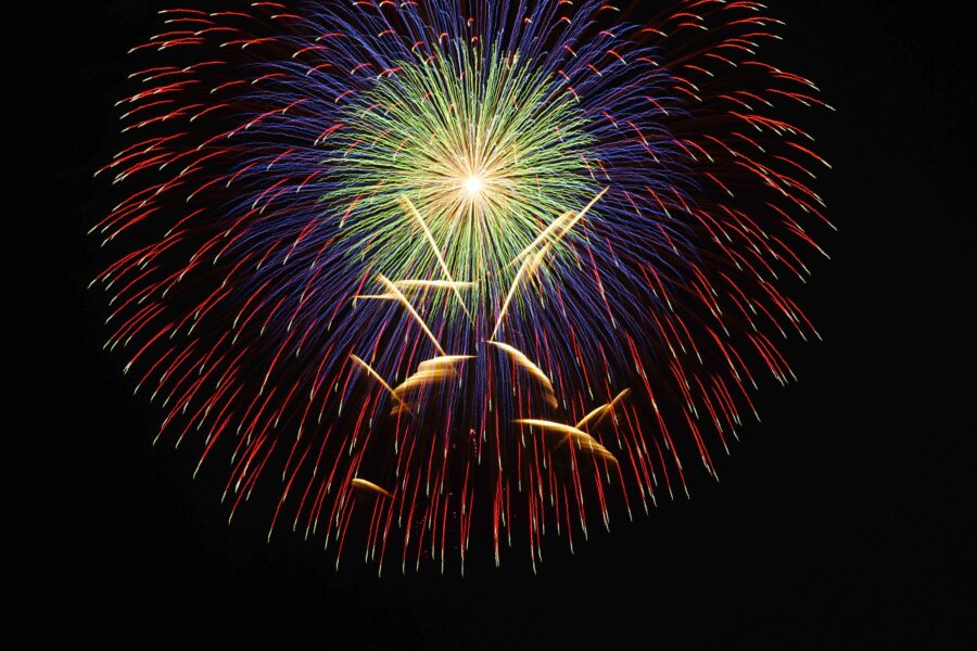 vuurwerk ontploft in de lucht