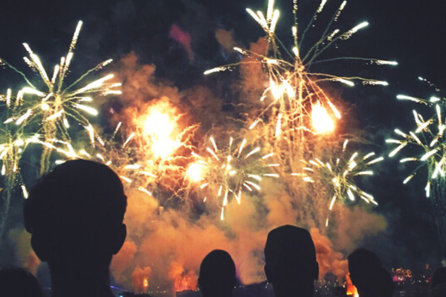mensen kijken naar vuurwerk
