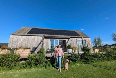 Vanessa voor haar huis in Almere Oosterwold
